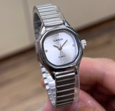 ساعت زنانه کاسیو نقره ای صفحه نقره ای مدل casio-LS5