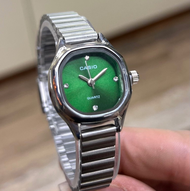 ساعت زنانه کاسیو نقره ای صفحه سبز مدل casio-LS7
